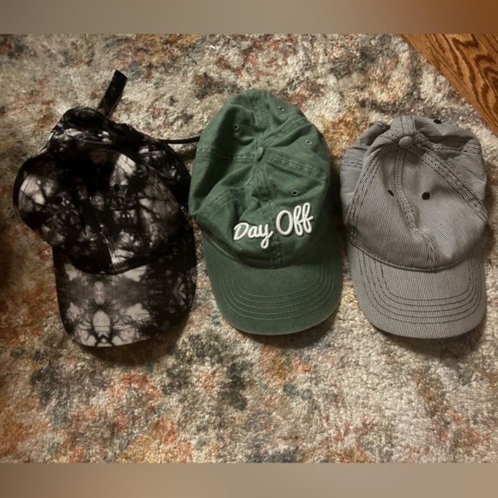Like new!!! Womens 3 baseball hat bundle with adjustable straps